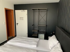Escritorio, sistema de insonorización, wifi gratis y ropa de cama 