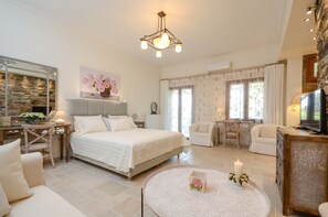 Deluxe Villa, 4 Bedrooms | 4 bedrooms, premium bedding, in-room safe, individually decorated - Villa Pari Manda (Naxos)
