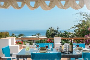 Outdoor dining - Villa Pari Manda (Naxos)