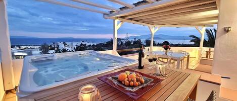 Deluxe Villa, 4 Bedrooms | Jetted tub