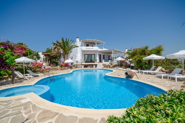 Outdoor pool, an infinity pool, pool umbrellas, sun loungers - Villa Pari Manda (Naxos)