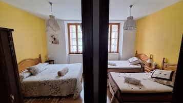 Fyrbäddsrum | Duntäcken, individuell inredning och mörkläggningsgardiner