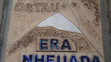 Una placa de piedra con la inscripción "OSTAU ERA NHEUADA FUNDADA EN 1899".