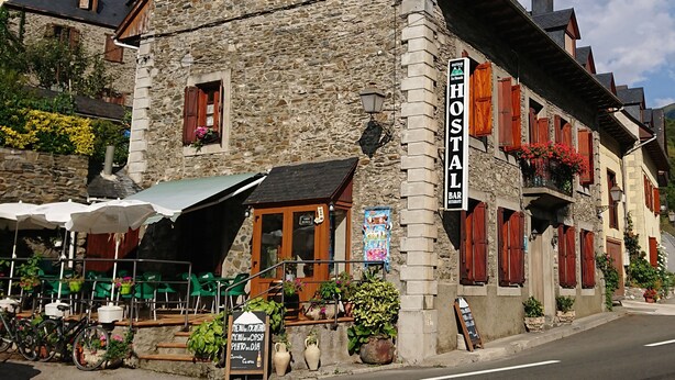 Un bâtiment en pierre sur lequel on peut lire l’inscription suivante : « OSTAL BAR RESTAURANTE ».