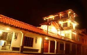 Front of property – evening/night - Hosteria el Descanso de Ramses (Vilcabamba)