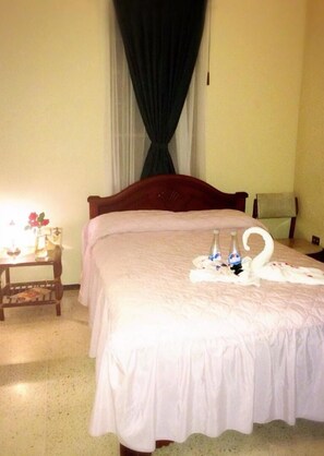 Premium bedding, iron/ironing board, free WiFi, bed sheets - Hosteria el Descanso de Ramses (Vilcabamba)