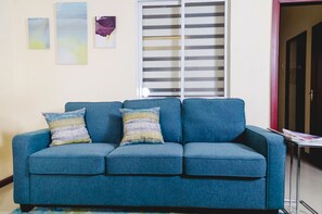 Room | Living room | 42-inch flat-screen TV with cable channels, TV