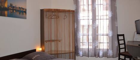 Doppelzimmer (Raymond VII) | Zimmersafe, Schreibtisch, schallisolierte Zimmer, Bügeleisen/Bügelbrett