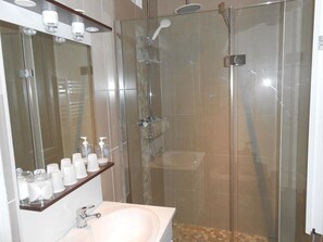 Kamar Keluarga (Goya) | Kamar mandi | Perlengkapan mandi gratis, pengering rambut,  dan handuk