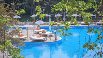 Alberca al aire libre por temporada y sombrillas en la alberca