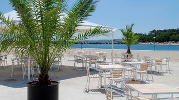 Playa en los alrededores, camastros, sombrillas y toallas de playa