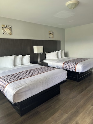 Phòng Deluxe, 2 giường cỡ queen, không hút thuốc | Màn/rèm cản sáng, truy cập Internet không dây miễn phí, bộ trải giường 