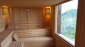 A wooden sauna with benches and a view of a green landscape. - Hasdikoz Abdik Hotel (Of)