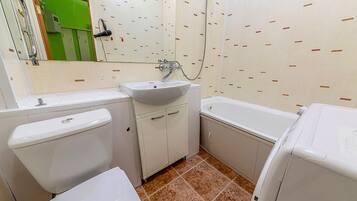 Studio | Badezimmer | Badewanne, Haartrockner, Hausschuhe, Handtücher