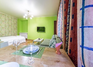 Estudio | Tabla de planchar con plancha, wifi gratis, ropa de cama