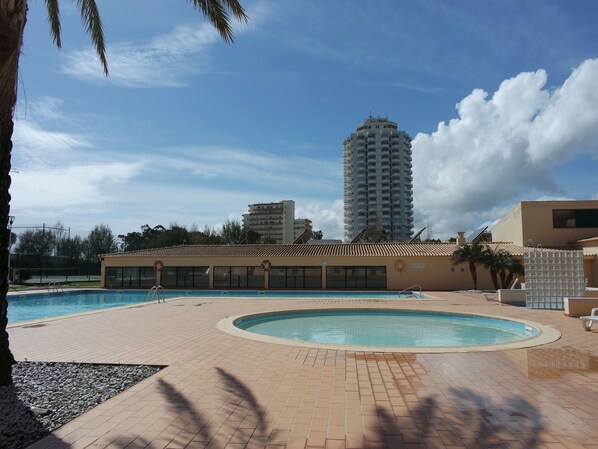Una piscina al aire libre