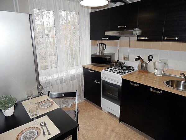 Standaard appartement | Privékeuken | Een koelkast, een magnetron, een oven, een kookplaat