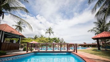 Piscina a l'aire lliure i gandules