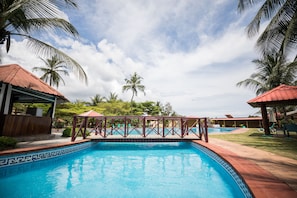 Piscina externa, espreguiçadeiras