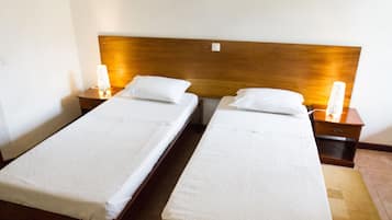 Escritorio, sistema de insonorización, wifi gratis y ropa de cama