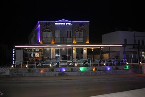 Façade de l’hébergement - soirée/nuit