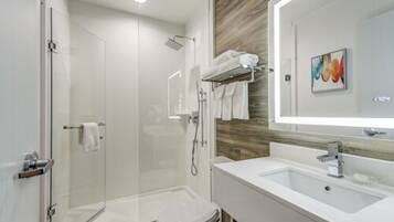 Suite, 1 cama King size, hidromasaje | Baño | Regadera tipo lluvia, amenidades de baño gratuitas, secadora de cabello