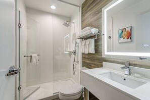 Suite, 1 très grand lit, baignoire à jets | Salle de bain | Douche cascade, articles de toilette (gratuits), séchoir à cheveux