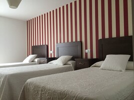 Habitación triple | Caja fuerte, escritorio, cortinas opacas y sistema de insonorización