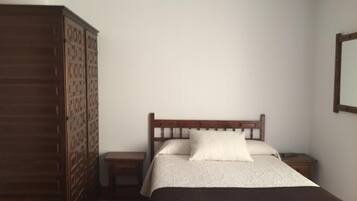 Zimmersafe, Schreibtisch, VerdunkelungsvorhÀnge, schallisolierte Zimmer