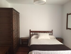 Zimmersafe, Schreibtisch, Verdunkelungsvorhänge, schallisolierte Zimmer