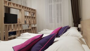 Habitación familiar | Minibar, escritorio, tabla de planchar con plancha y cunas gratuitas 