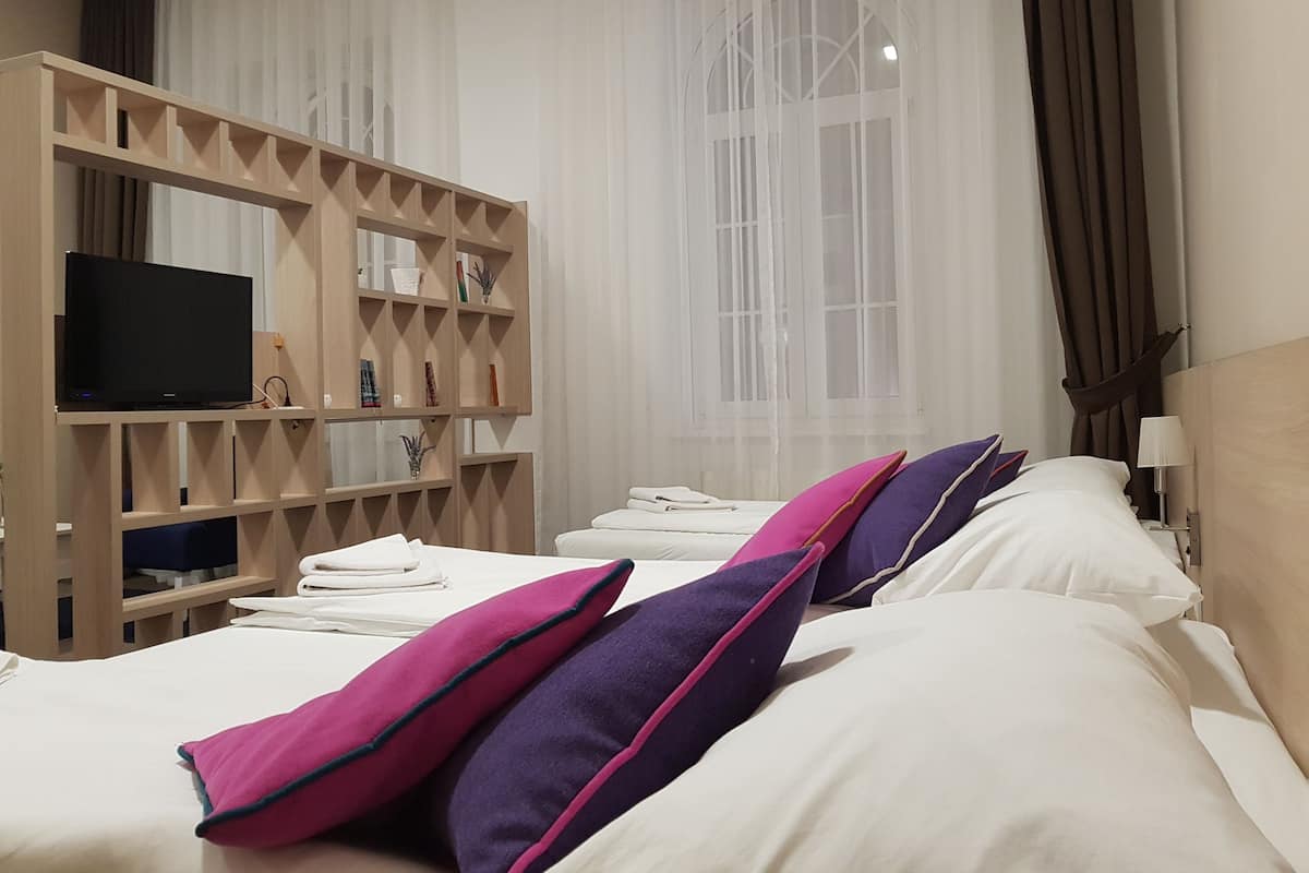 Familienzimmer | Minibar, Schreibtisch, Bügeleisen/Bügelbrett, kostenlose Babybetten
