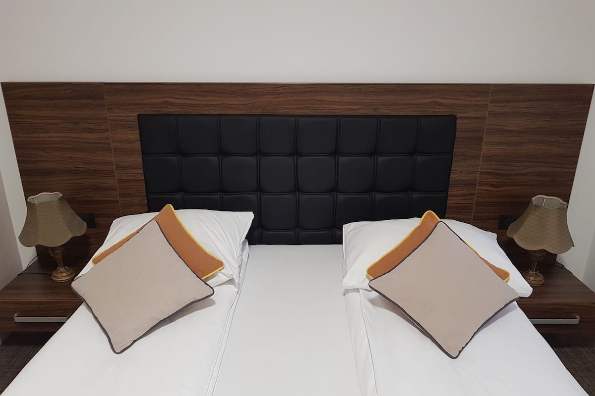 Standard-Doppelzimmer | Minibar, Schreibtisch, Bügeleisen/Bügelbrett, kostenlose Babybetten