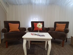 Comfort 2 Bedroom Apartment | Living area