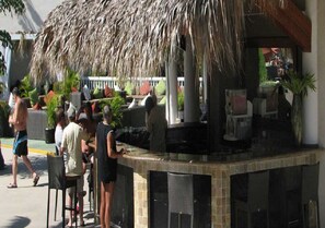 Poolside bar - The Presidential Suites 1 or 2 bedroom VIP (Puerto Plata)