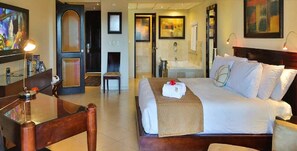 豪華套房, 1 間臥室, 度假村景, 池畔 | 1 間睡房、高級寢具、迷你吧、房內夾萬