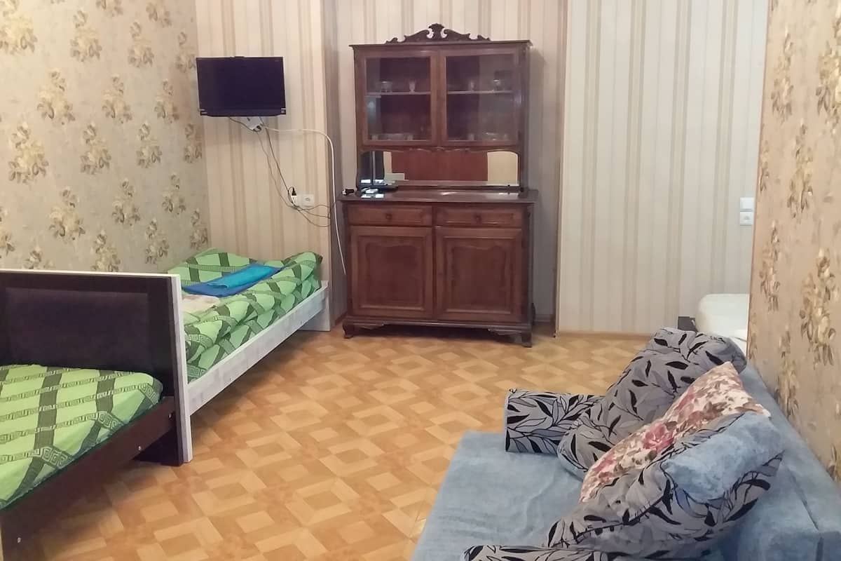 Familiekamer, 3 slaapkamers, balkon, uitzicht op stad | 1 slaapkamer, luxe beddengoed, een minibar, een kluis op de kamer