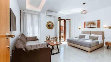 Triple Room, Balcony | 1 bedroom, desk, soundproofing, iron/ironing board