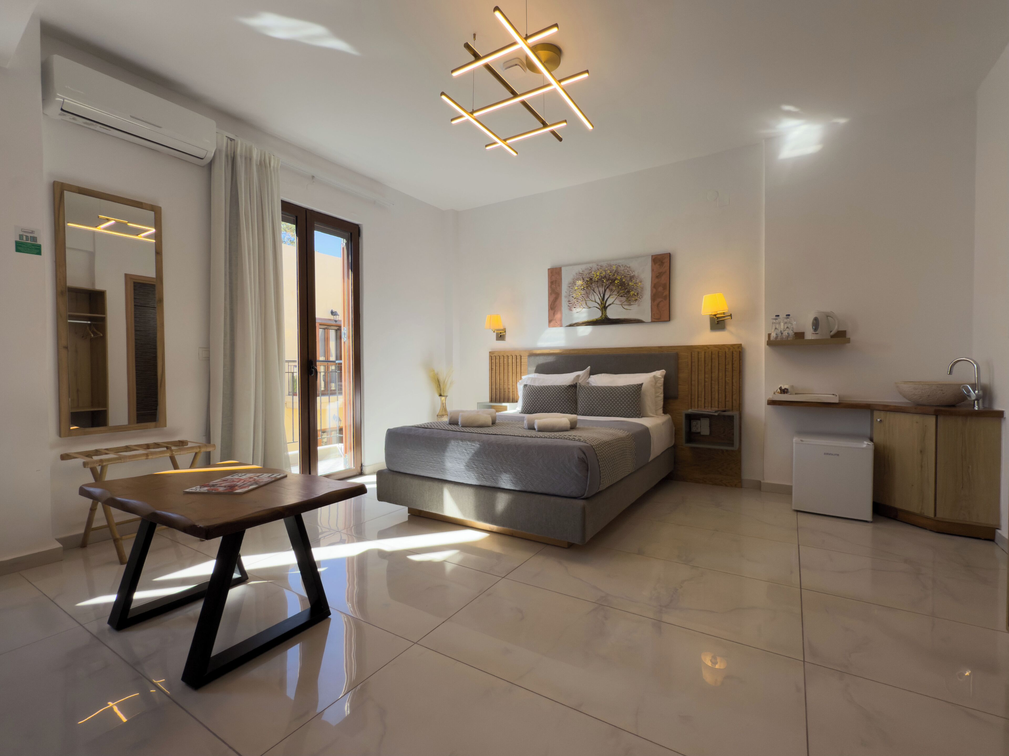 Una scrivania, insonorizzazione, ferro/asse da stiro, Wi-Fi gratuito