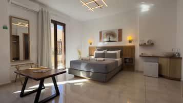 Triple Room, Balcony | Desk, soundproofing, iron/ironing board, free WiFi