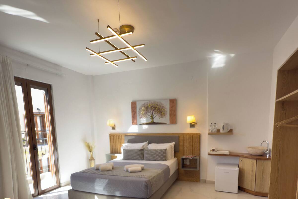 Dreibettzimmer, Balkon | 1 Schlafzimmer, Schreibtisch, schallisolierte Zimmer