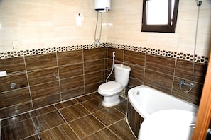 Apartment, 4 Bedrooms | Bathroom | Combined shower/tub, free toiletries, slippers, towels