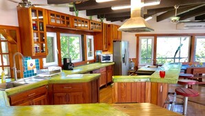 Island Style House | Cuisine privée | Cafetière/bouilloire, réfrigérateur, micro-ondes, four