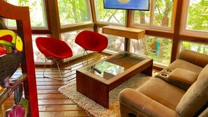 Contemporary Style House  | Salle de séjour | Télévision à écran plat