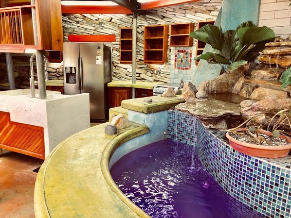 Contemporary Style House | Privát konyha | Hűtőszekrény, mikrohullámú sütő, sütő és főzőlap