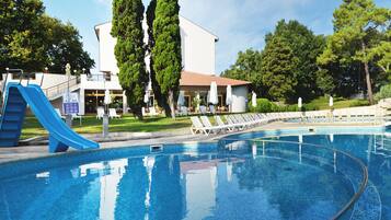 Seasonal outdoor pool, pool umbrellas, sun loungers