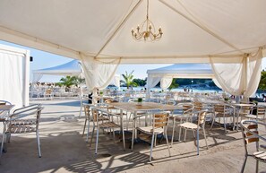 Sillas reclinables de playa, sombrillas, toallas de playa