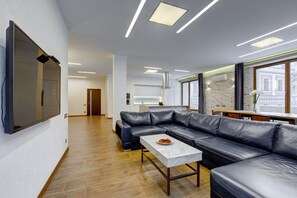 Suite Luxe | Salle de séjour | Télévision à écran plat, films à la carte