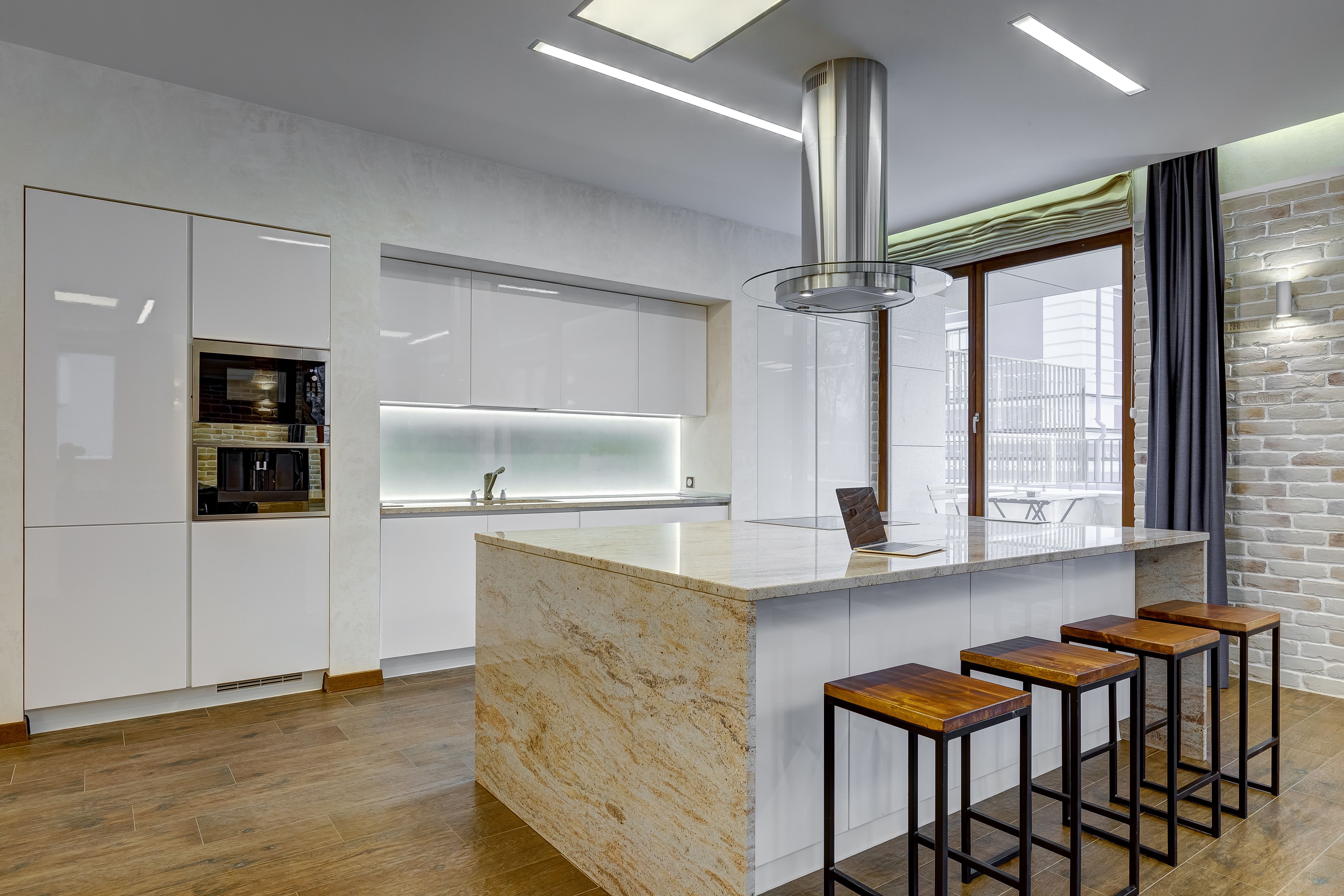 Suite Luxe | Cuisine privée | Réfrigérateur, micro-ondes, cafetière/bouilloire, chaise haute