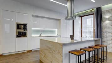 Suite Luxe | Cuisine privée | Réfrigérateur, micro-ondes, cafetière/bouilloire, chaise haute